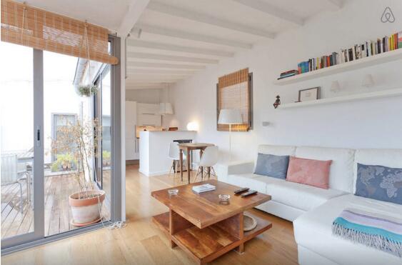 通透明亮舒适的顶层现代风格公寓室内设计