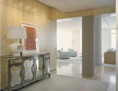 白色和低饱和度黄色搭配的极简现代室内空间设计